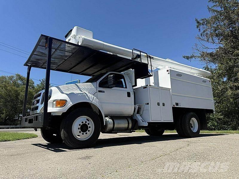 Ford F-750 卡車裝載高空作業車
