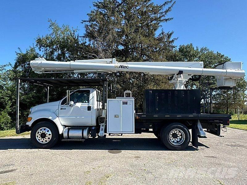 Ford F-750 卡車裝載高空作業車