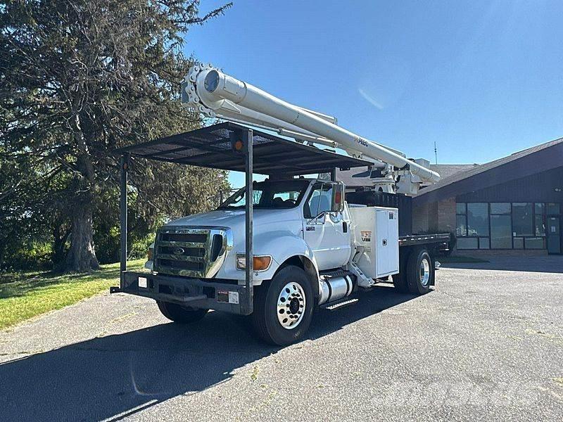 Ford F-750 卡車裝載高空作業車