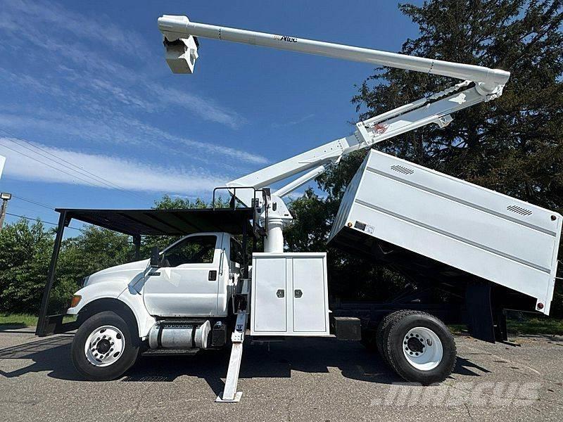 Ford F-750 卡車裝載高空作業車