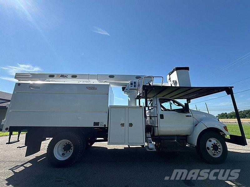 Ford F-750 卡車裝載高空作業車