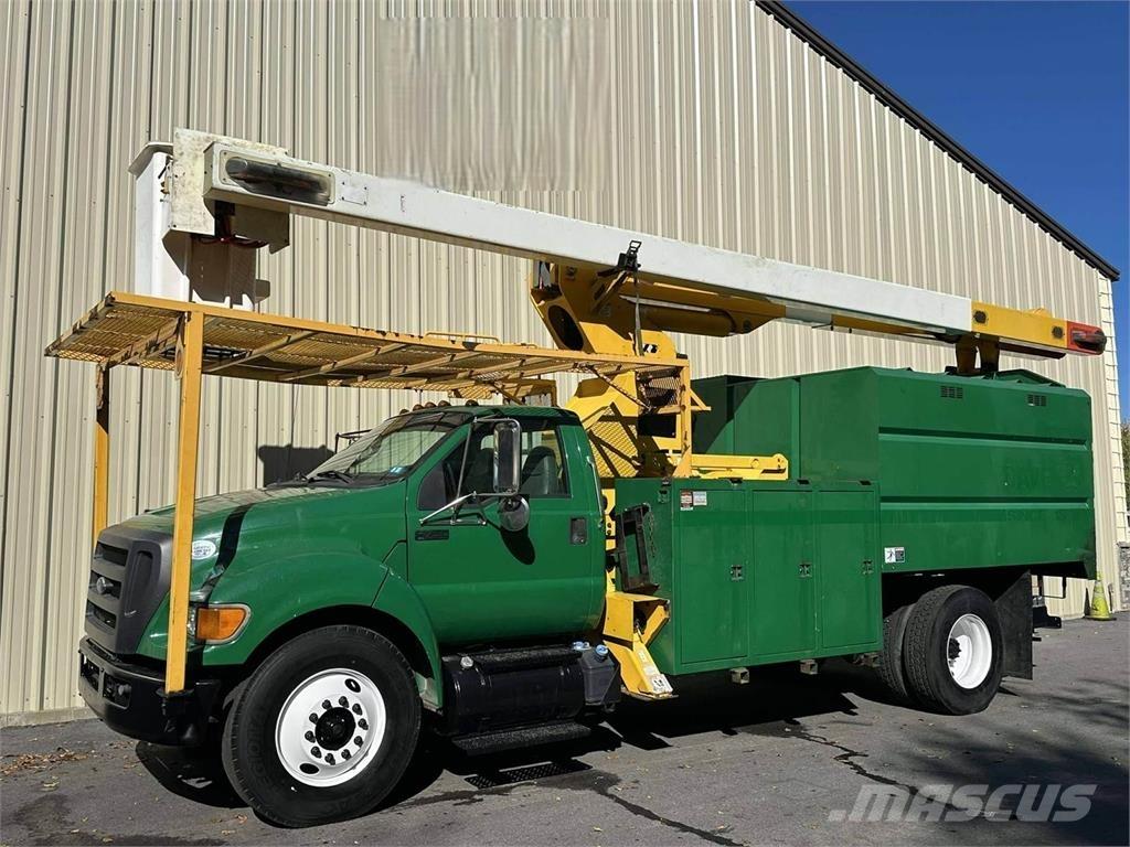 Ford F-750 卡車裝載高空作業車