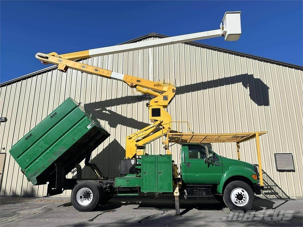 Ford F-750 卡車裝載高空作業車