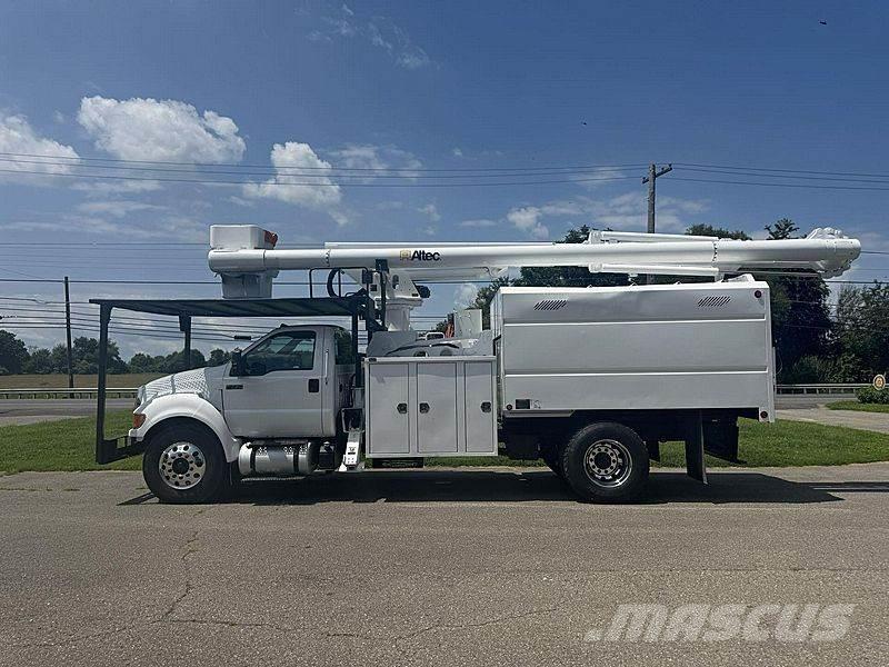 Ford F-750 卡車裝載高空作業車