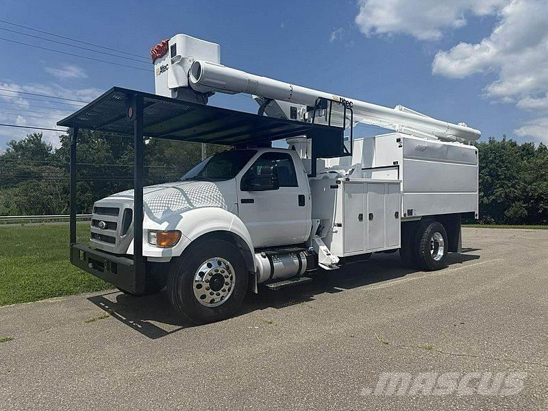 Ford F-750 卡車裝載高空作業車