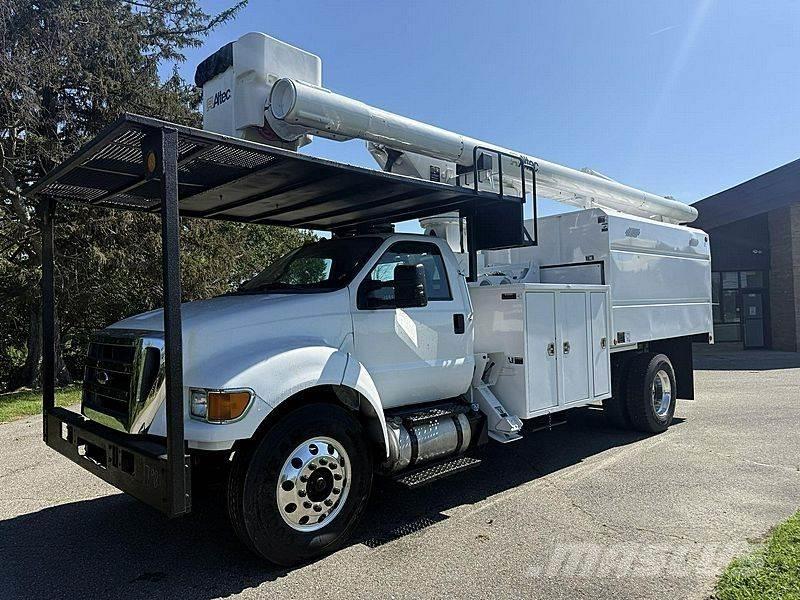 Ford F-750 卡車裝載高空作業車