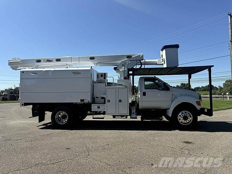 Ford F-750 卡車裝載高空作業車