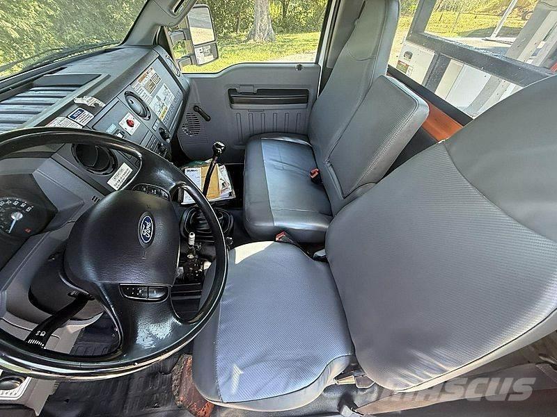 Ford F-750 卡車裝載高空作業車