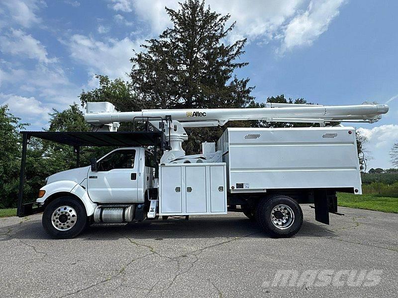 Ford F-750 卡車裝載高空作業車