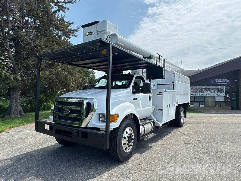 Ford F-750 卡車裝載高空作業車