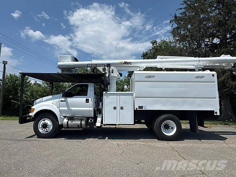 Ford F-750 卡車裝載高空作業車