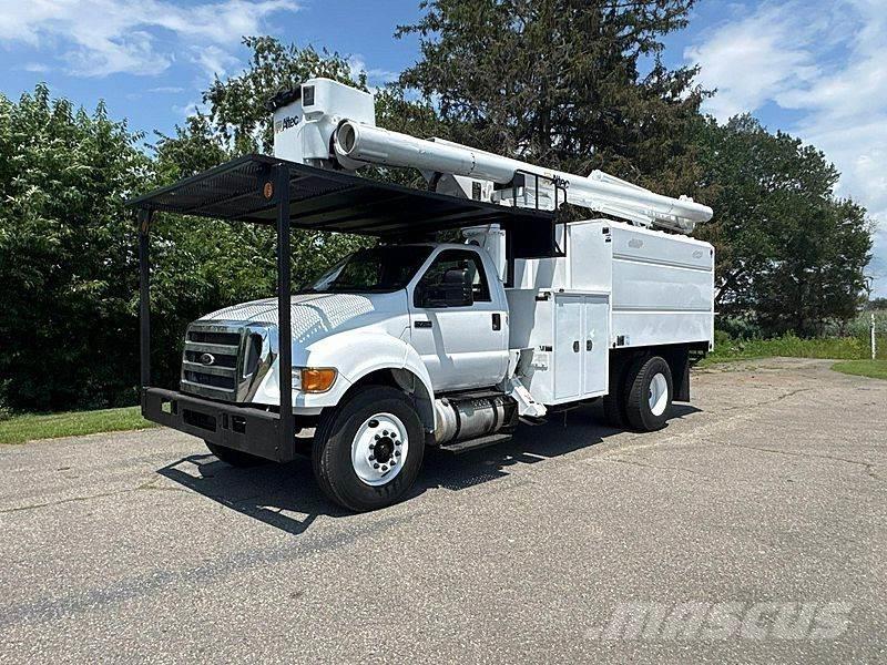 Ford F-750 卡車裝載高空作業車