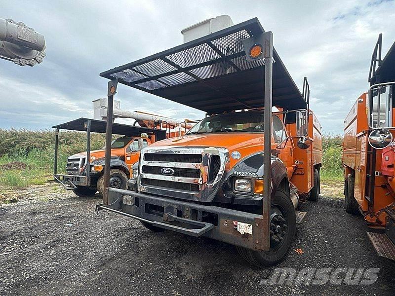 Ford F-750 卡車裝載高空作業車