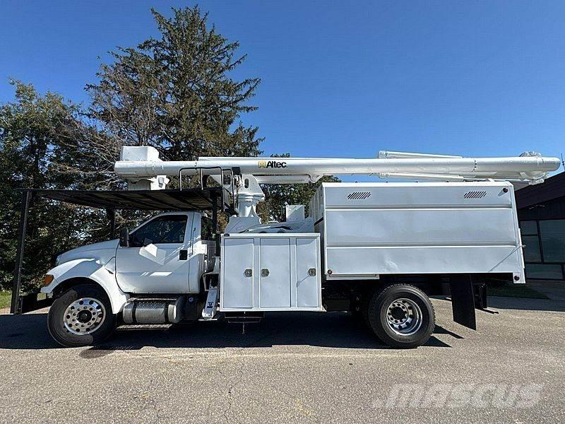 Ford F-750 卡車裝載高空作業車