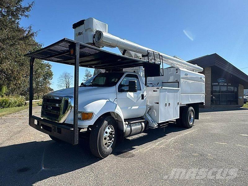 Ford F-750 卡車裝載高空作業車