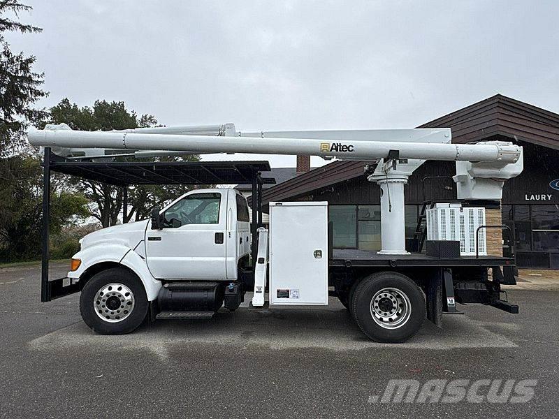 Ford F-750 卡車裝載高空作業車