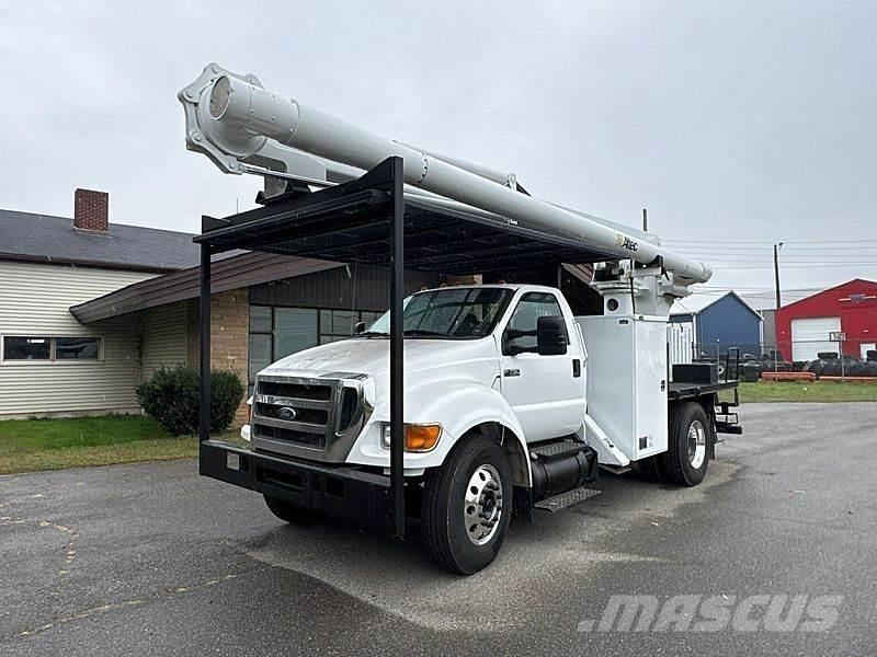 Ford F-750 卡車裝載高空作業車