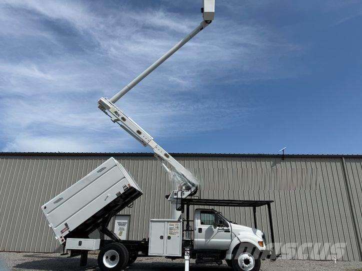 Ford F-750 卡車裝載高空作業車