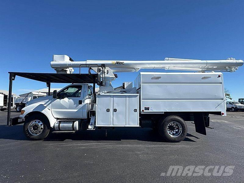 Ford F-750 卡車裝載高空作業車