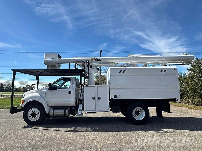 Ford F-750 卡車裝載高空作業車