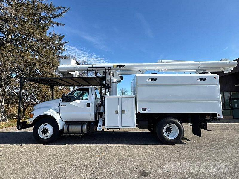 Ford F-750 卡車裝載高空作業車