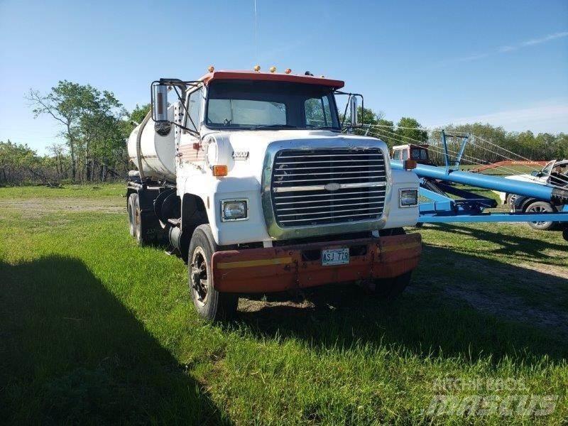 Ford L8000 運油車