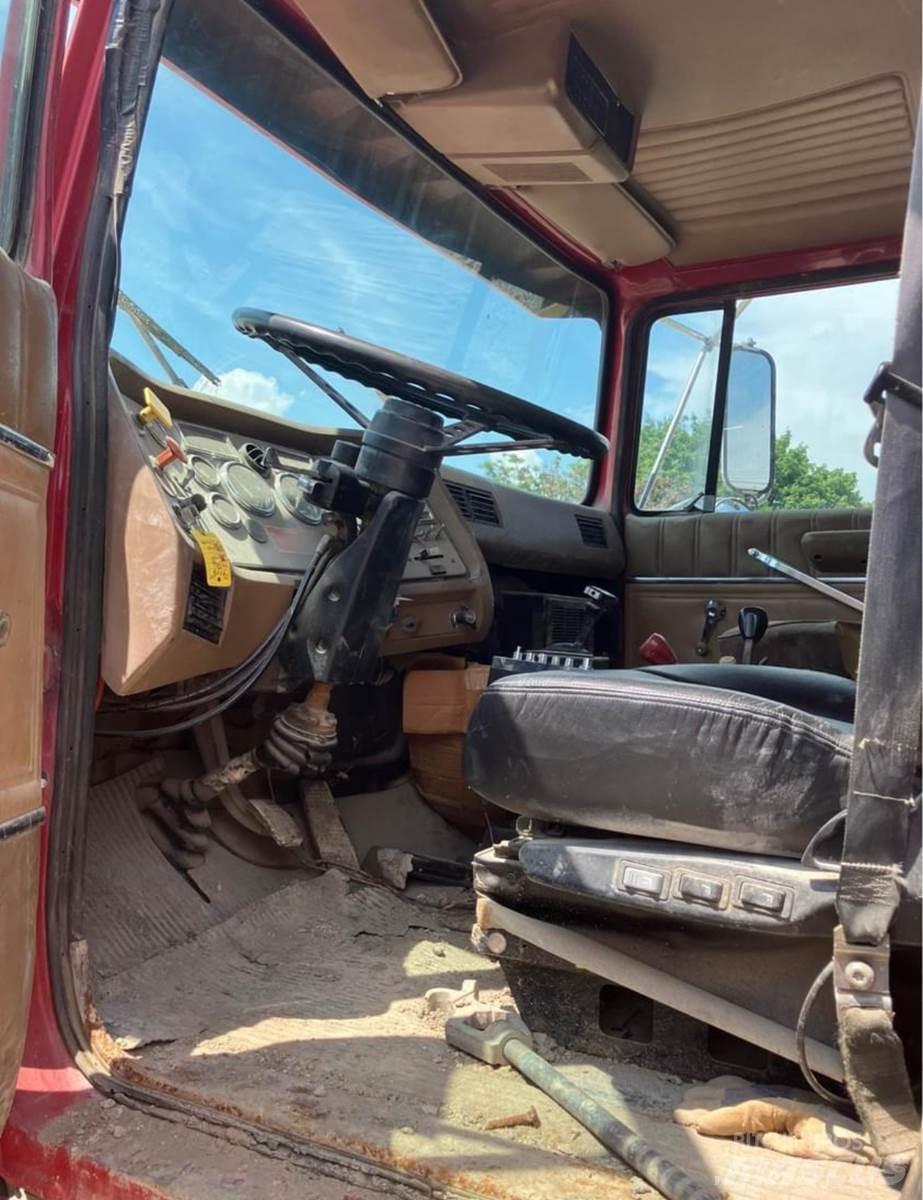 Ford L9000 運油車