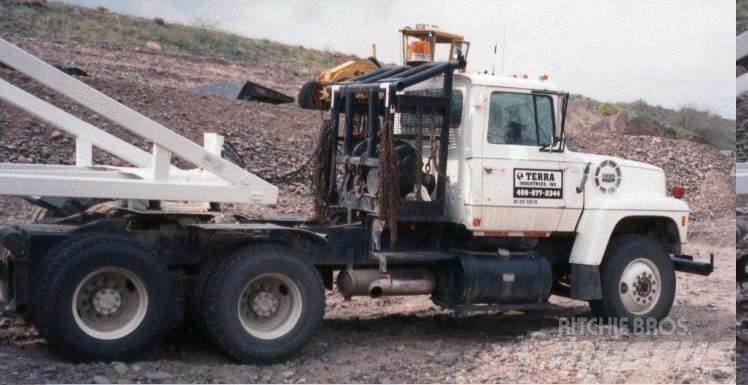 Ford LT9000 平板 / 絞盤 卡車