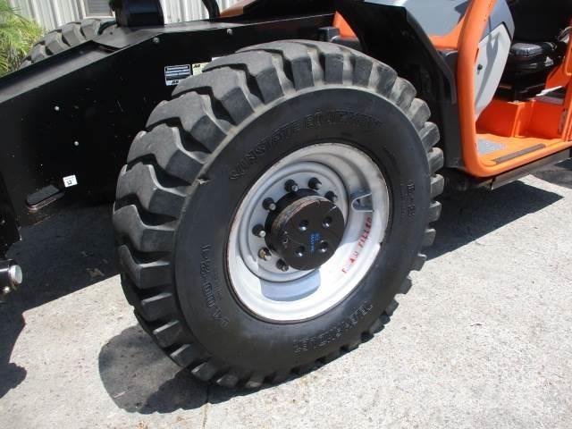 JLG 1055 伸縮臂操作車