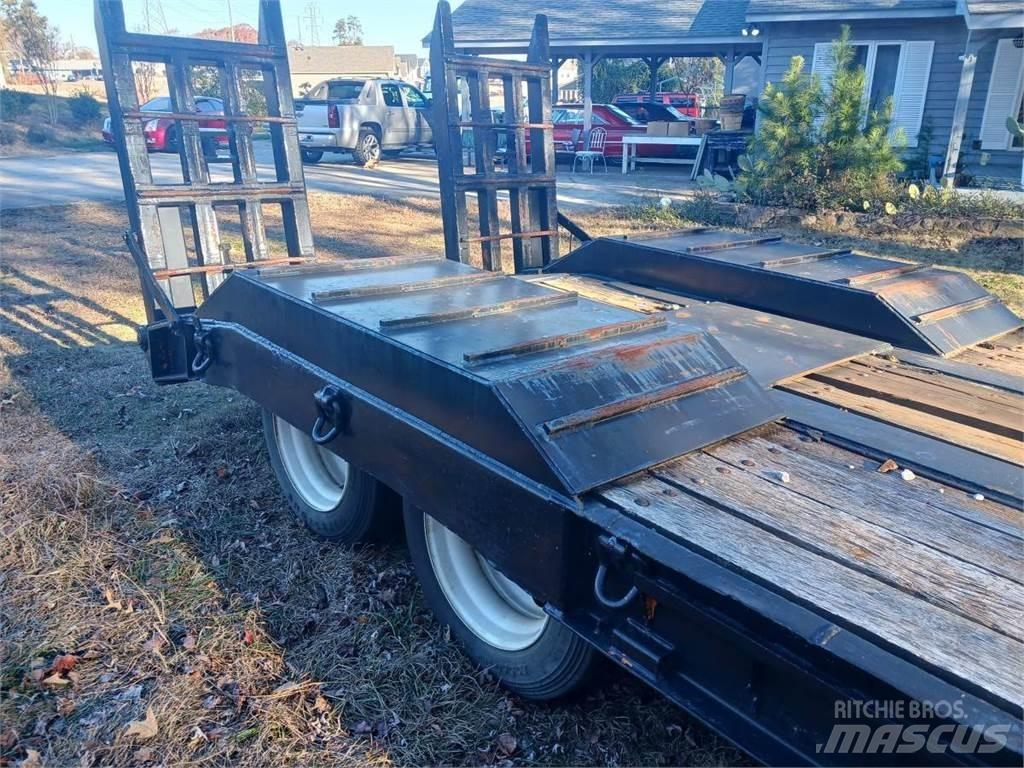  Lowboy 地架式半拖車