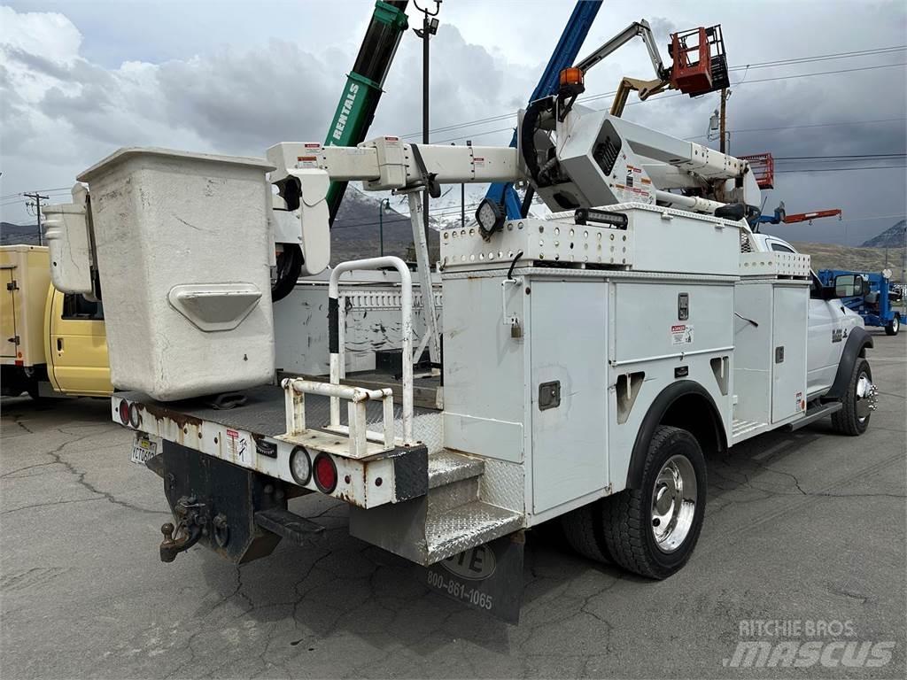 RAM 5500 卡車裝載高空作業車