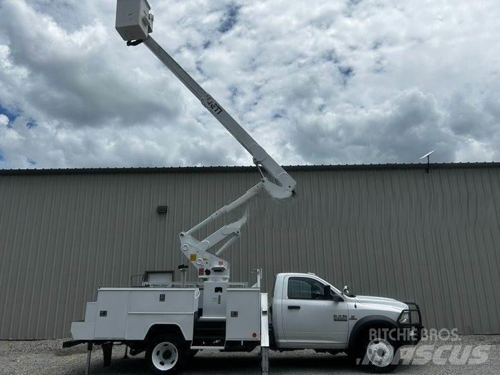 RAM 5500 卡車裝載高空作業車