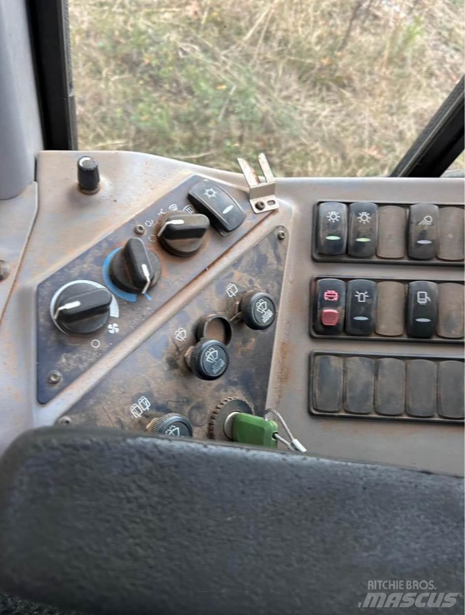 Volvo G946 平土機