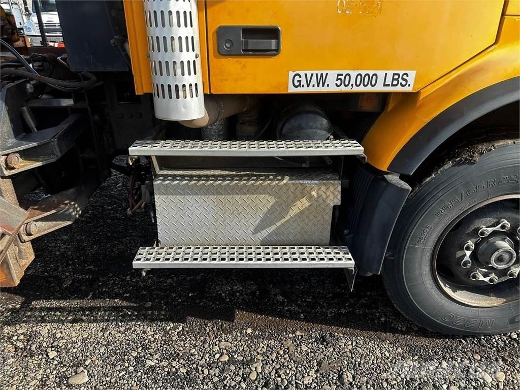 Volvo VHD 刮雪板和犁