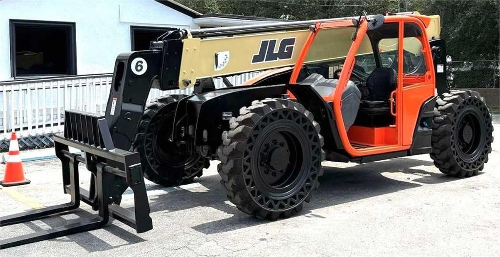 JLG 642 伸縮臂操作車