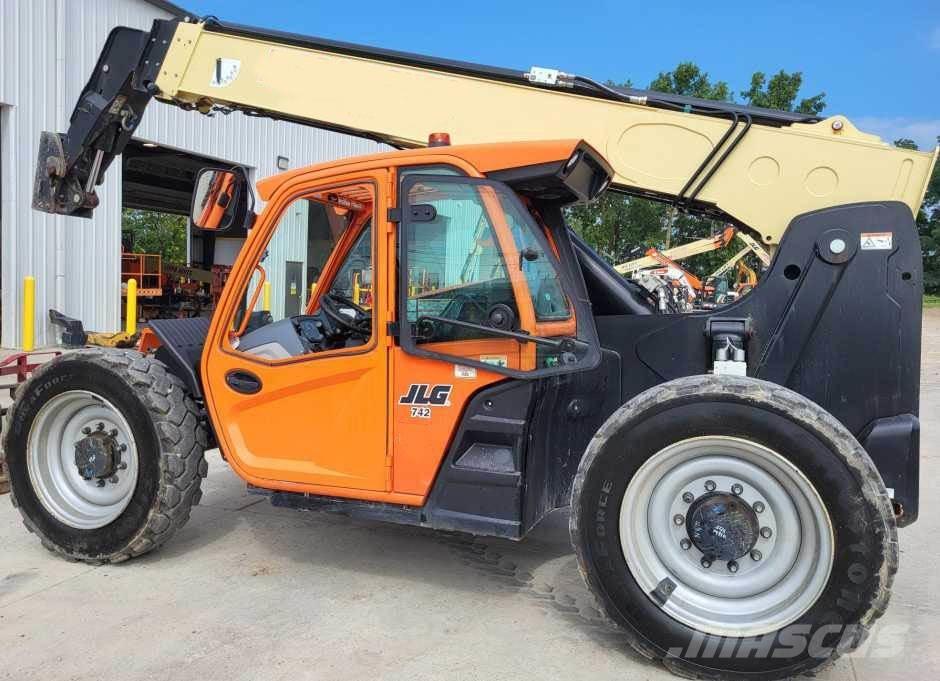 JLG 742 伸縮臂操作車