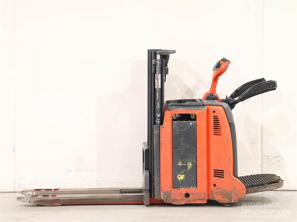 Linde D12AP/133-00 行走控制式堆積機