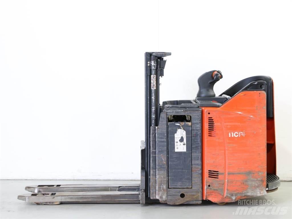 Linde D12HPSP/133 行走控制式堆積機