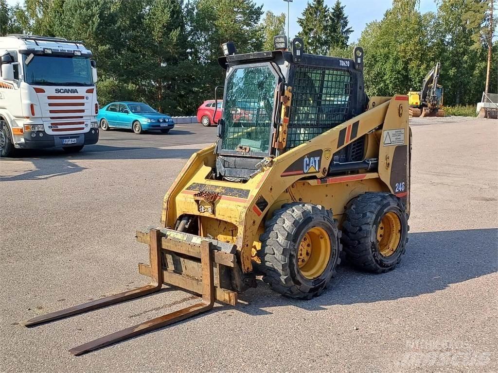 CAT 246 滑移轉向裝載機