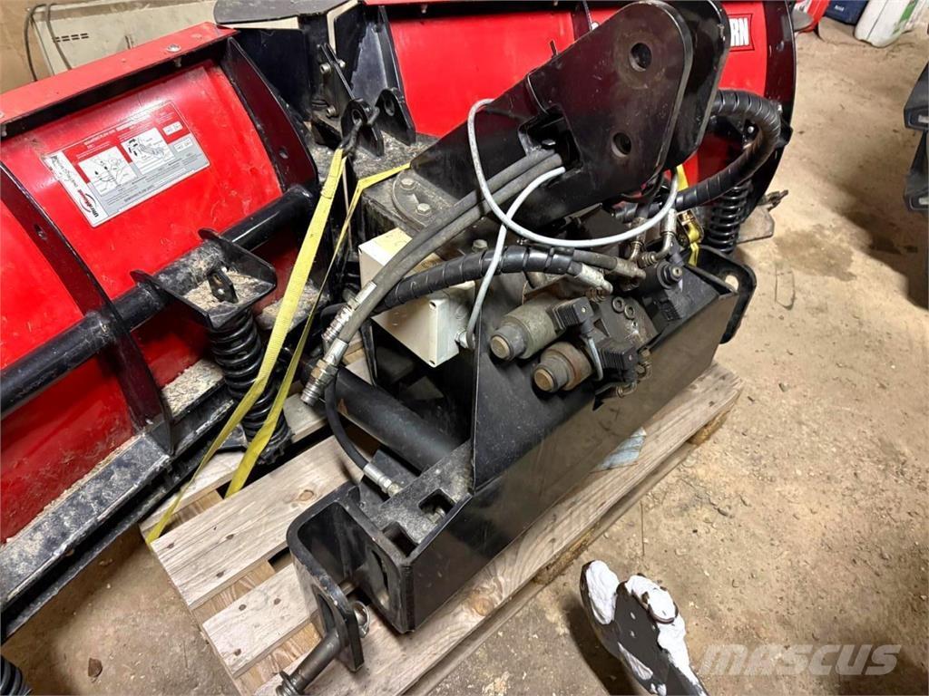 Hilltip Aura 刮雪板和犁