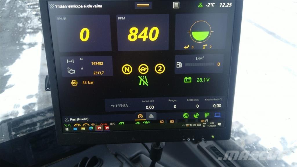 Komatsu 901 XC 收穫機