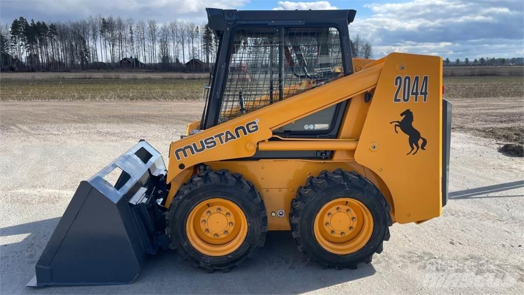 Mustang 2044 滑移轉向裝載機