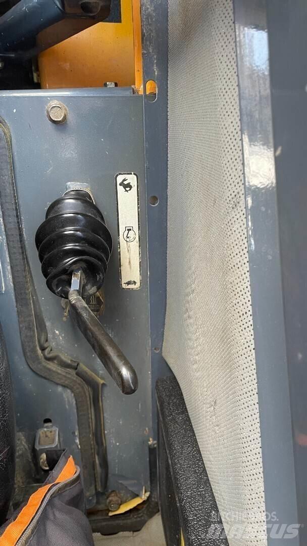 Mustang 2044 滑移轉向裝載機