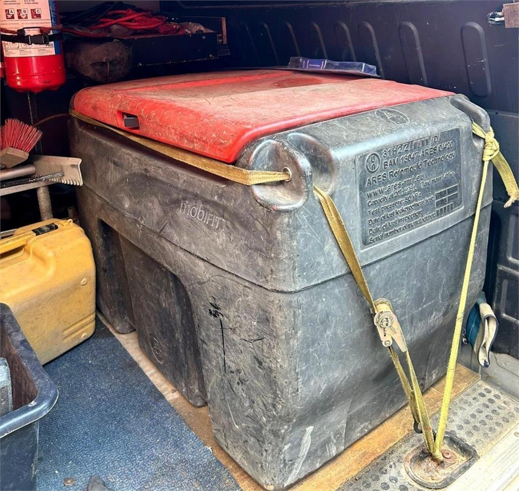  Polttoainesäiliö 箱/槽