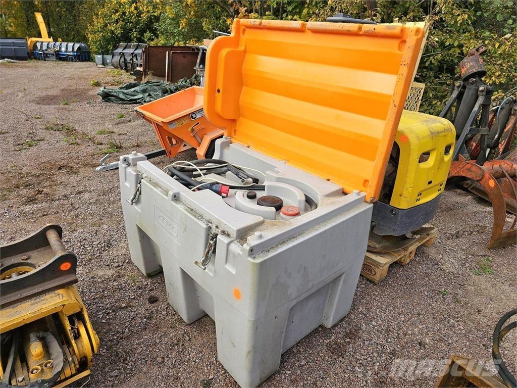  Polttoainesäiliö 箱/槽