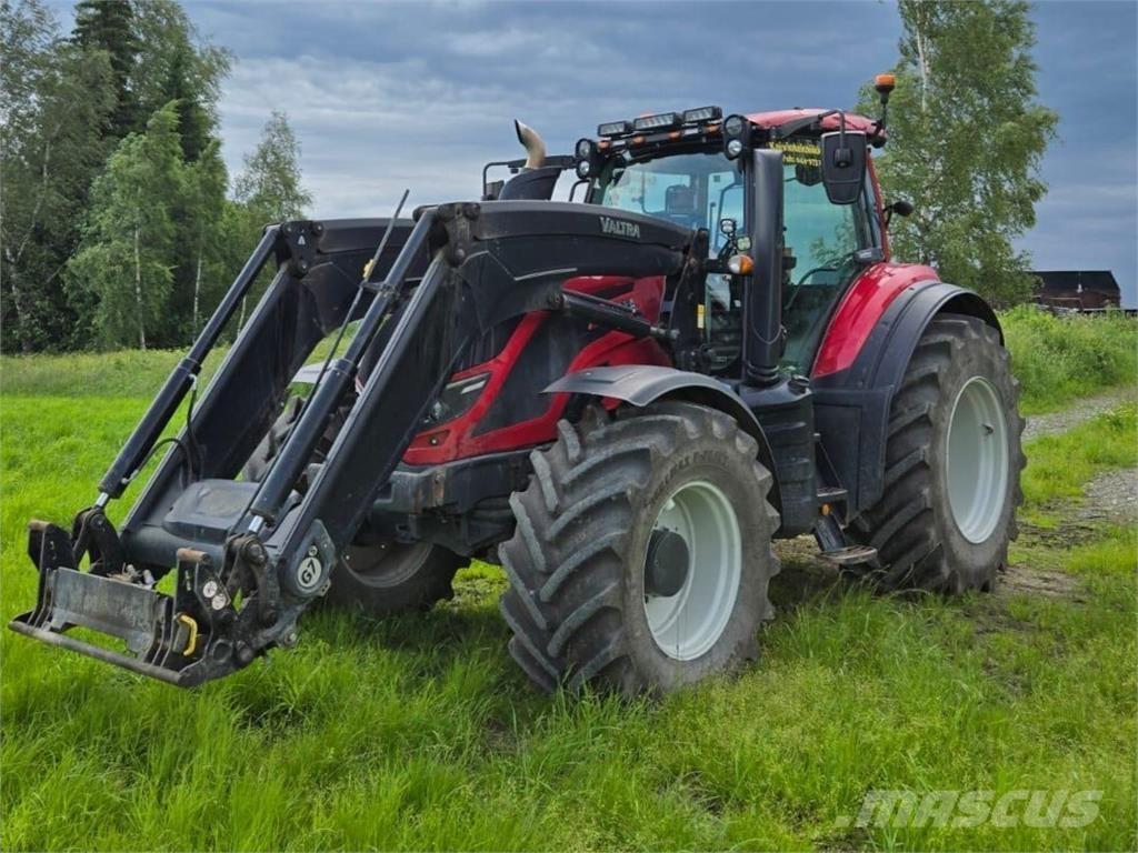 Valtra T144 Versu 曳引機