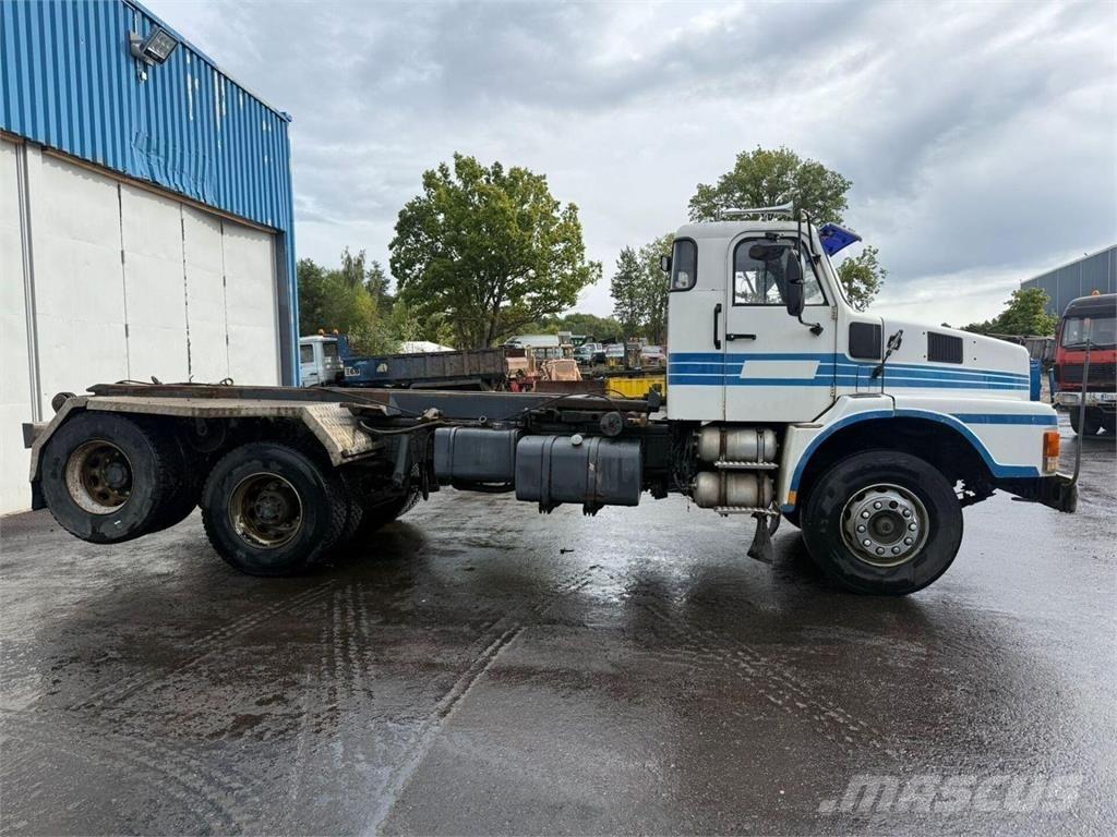 Volvo N10 6x2 吊鉤式起重車