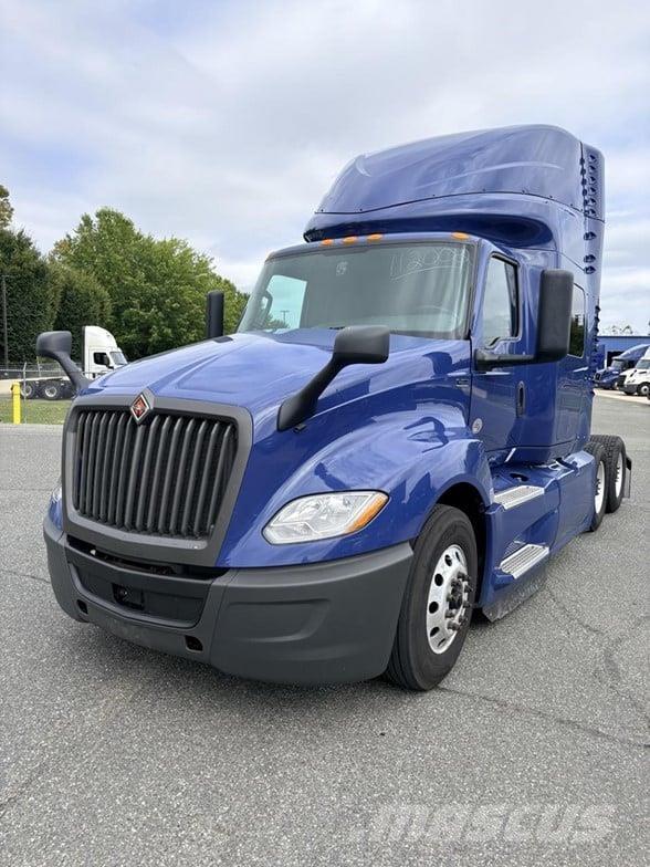 International LT 曳引機組件