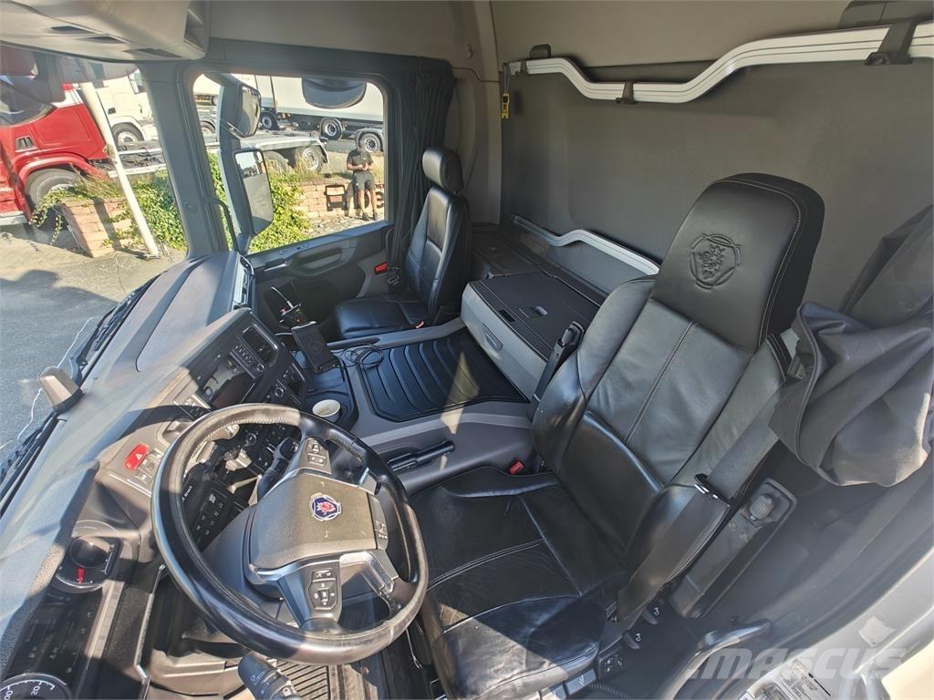 Scania P370 裝載運輸卡車