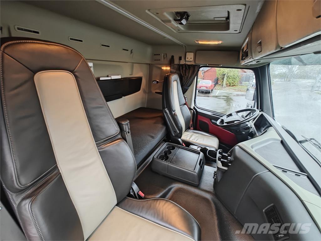 Volvo FM330 貨箱式卡車